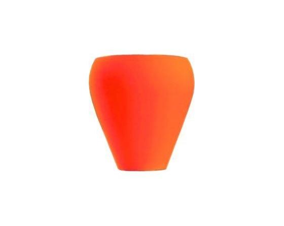 Prensa cafe presso barista naranja